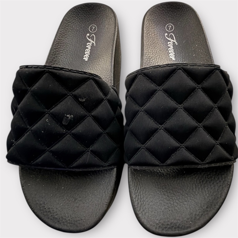 Forever 21 Black Quilted Sandals